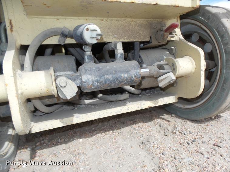 image for item L4067 JLG 2632E2 scissor lift