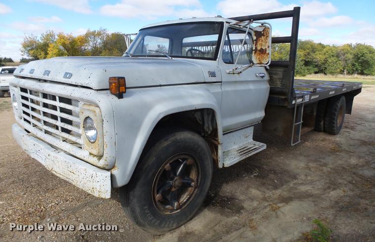 image for item L4095 1977 Ford F600 truck cab and chassis
