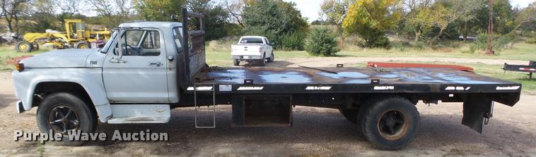 image for item L4095 1977 Ford F600 truck cab and chassis