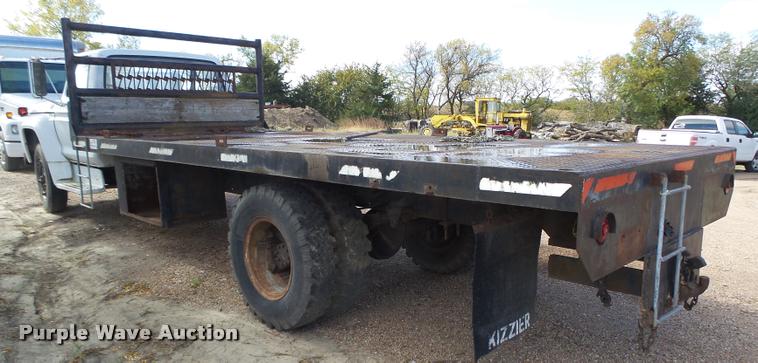 image for item L4095 1977 Ford F600 truck cab and chassis