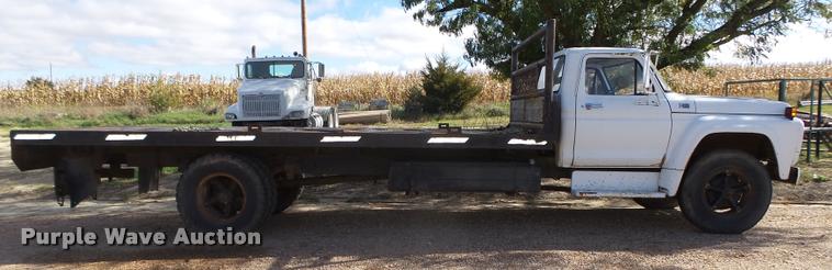 image for item L4095 1977 Ford F600 truck cab and chassis