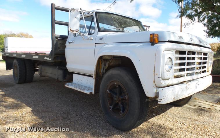 image for item L4095 1977 Ford F600 truck cab and chassis