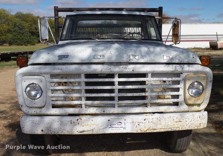 image for item L4095 1977 Ford F600 truck cab and chassis