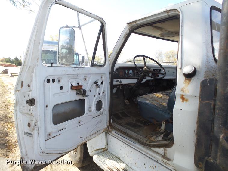 image for item L4095 1977 Ford F600 truck cab and chassis