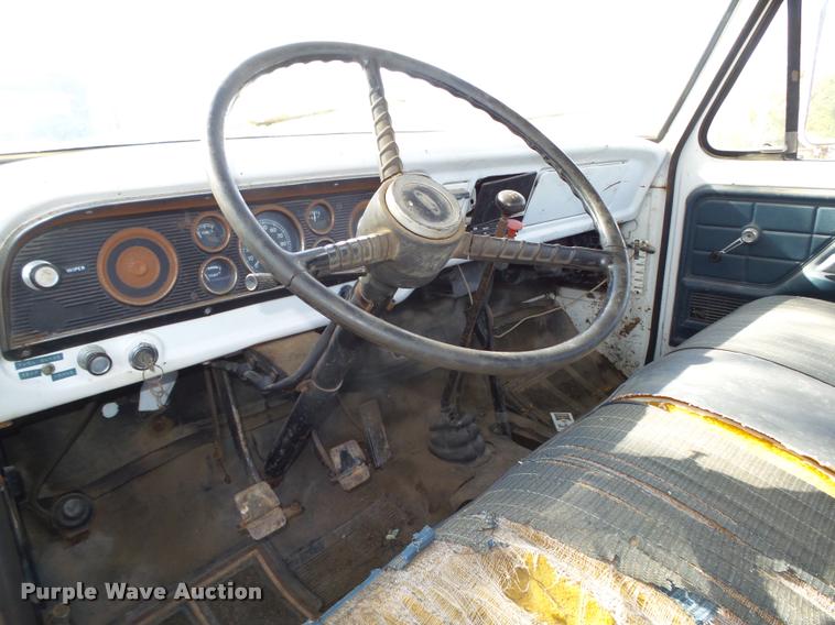image for item L4095 1977 Ford F600 truck cab and chassis