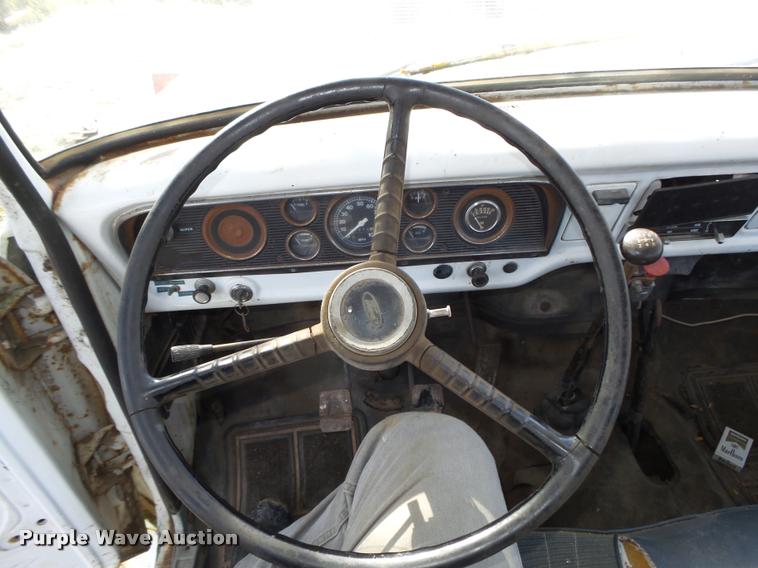 image for item L4095 1977 Ford F600 truck cab and chassis