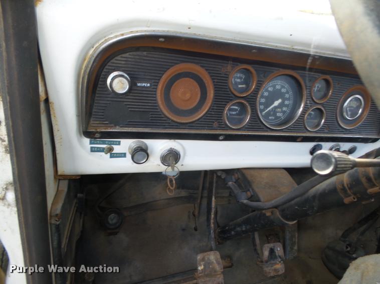 image for item L4095 1977 Ford F600 truck cab and chassis