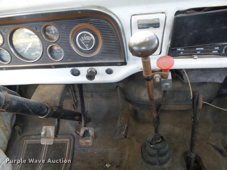 image for item L4095 1977 Ford F600 truck cab and chassis