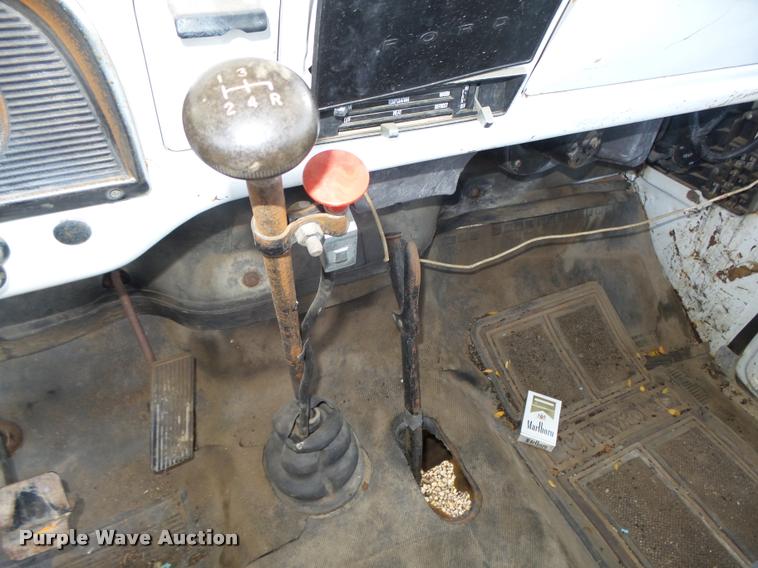 image for item L4095 1977 Ford F600 truck cab and chassis