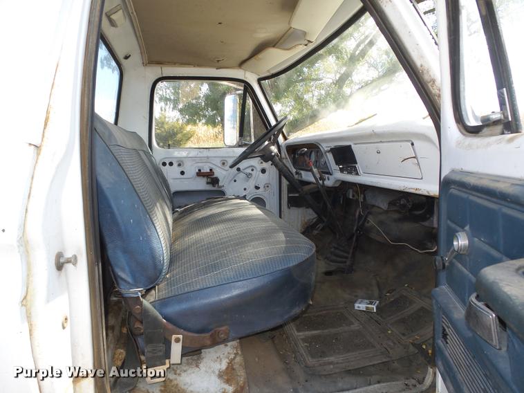 image for item L4095 1977 Ford F600 truck cab and chassis