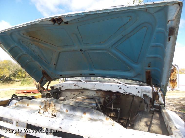 image for item L4095 1977 Ford F600 truck cab and chassis