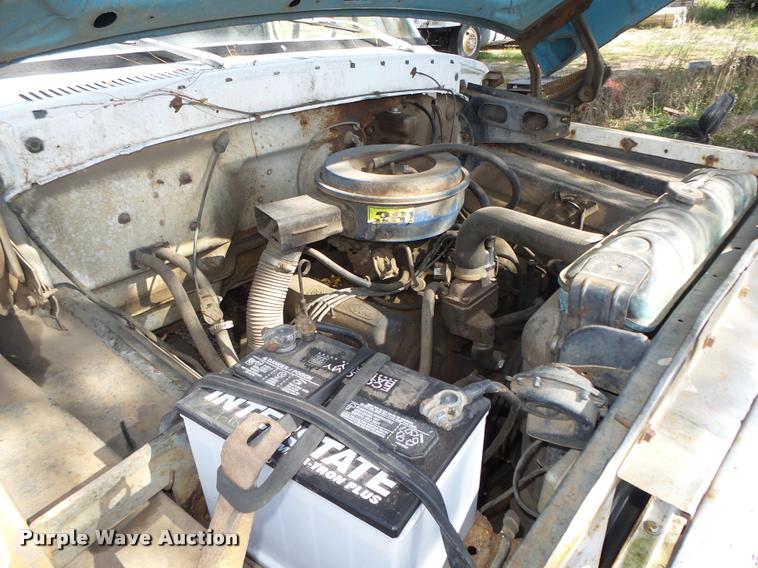 image for item L4095 1977 Ford F600 truck cab and chassis