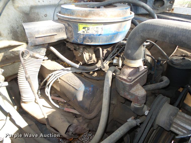 image for item L4095 1977 Ford F600 truck cab and chassis