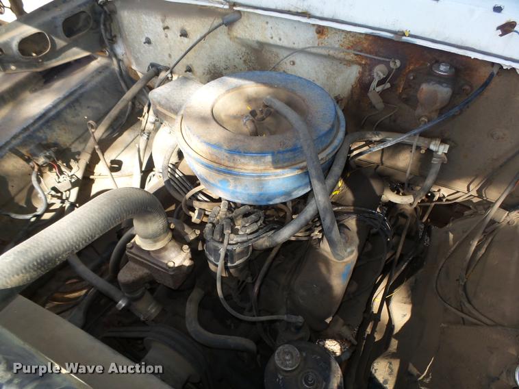 image for item L4095 1977 Ford F600 truck cab and chassis