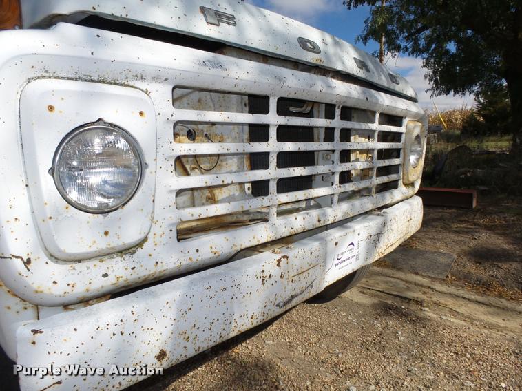 image for item L4095 1977 Ford F600 truck cab and chassis