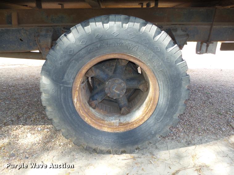 image for item L4095 1977 Ford F600 truck cab and chassis