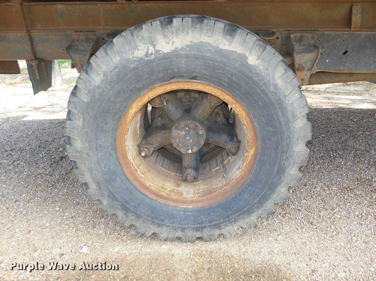 image for item L4095 1977 Ford F600 truck cab and chassis