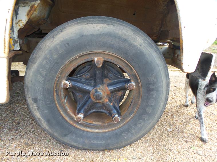 image for item L4095 1977 Ford F600 truck cab and chassis