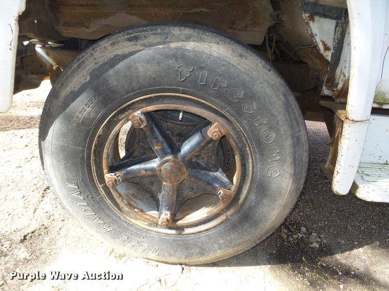 image for item L4095 1977 Ford F600 truck cab and chassis