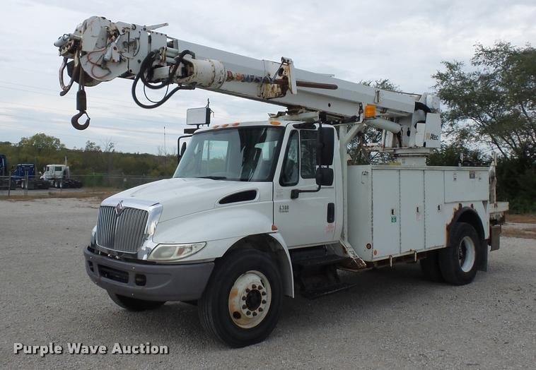 image for item L4353 2005 International DuraStar 4300 bucket truck