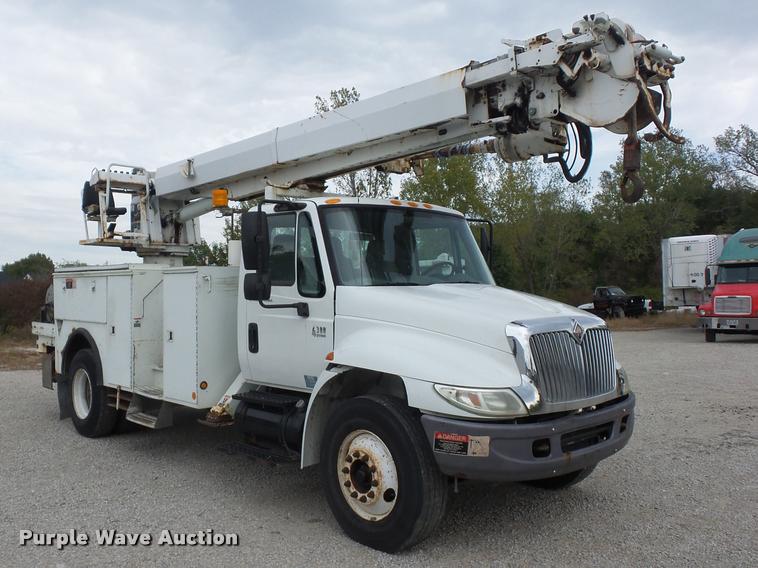 image for item L4353 2005 International DuraStar 4300 bucket truck