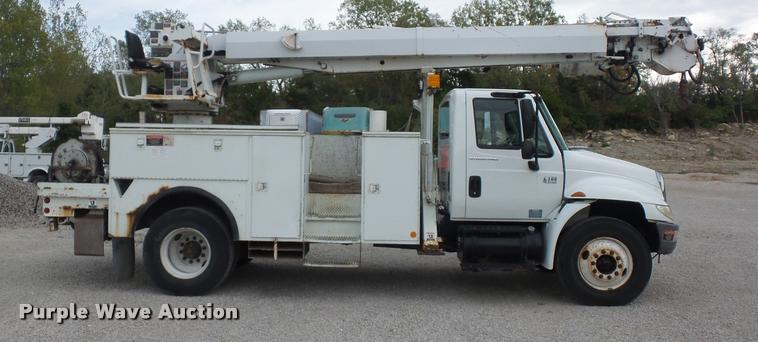image for item L4353 2005 International DuraStar 4300 bucket truck