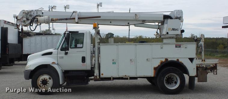 image for item L4353 2005 International DuraStar 4300 bucket truck