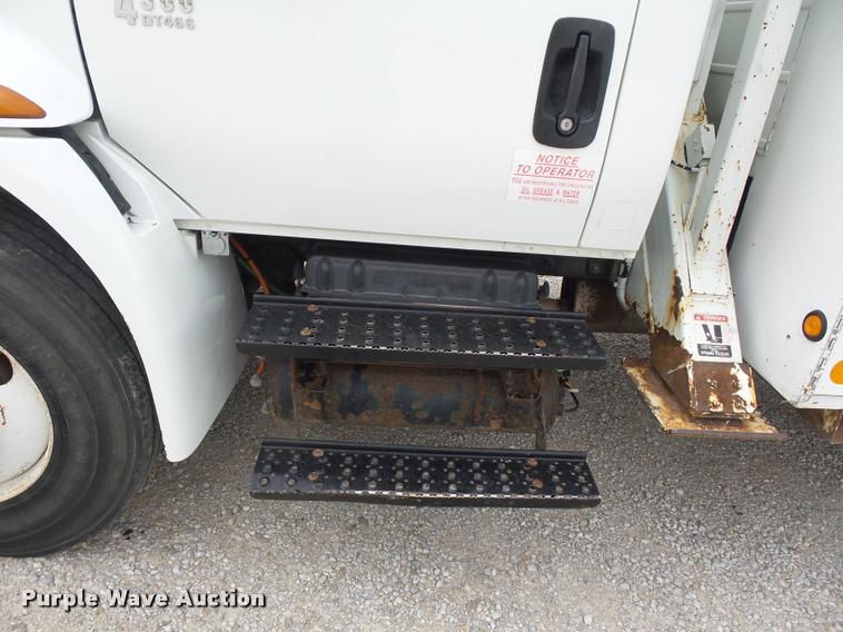 image for item L4353 2005 International DuraStar 4300 bucket truck