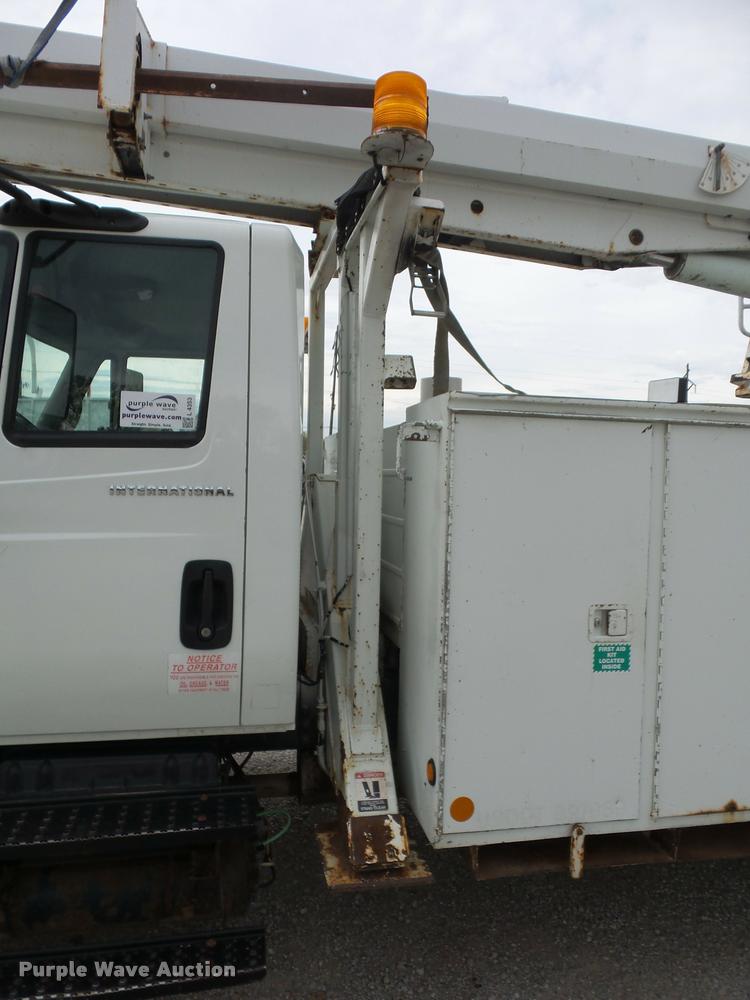 image for item L4353 2005 International DuraStar 4300 bucket truck