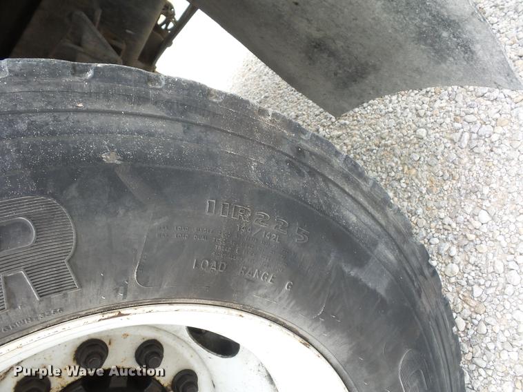 image for item L4353 2005 International DuraStar 4300 bucket truck