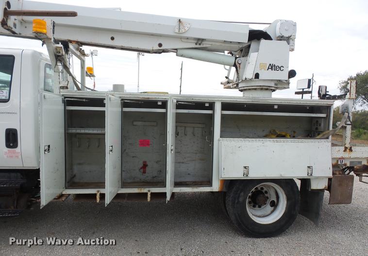image for item L4353 2005 International DuraStar 4300 bucket truck