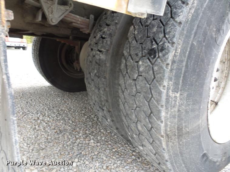 image for item L4353 2005 International DuraStar 4300 bucket truck