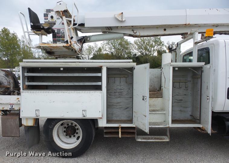 image for item L4353 2005 International DuraStar 4300 bucket truck