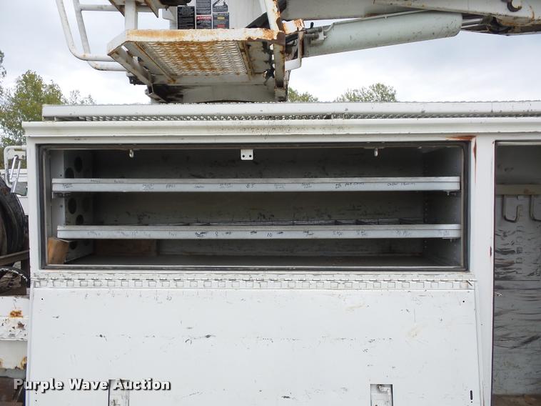 image for item L4353 2005 International DuraStar 4300 bucket truck