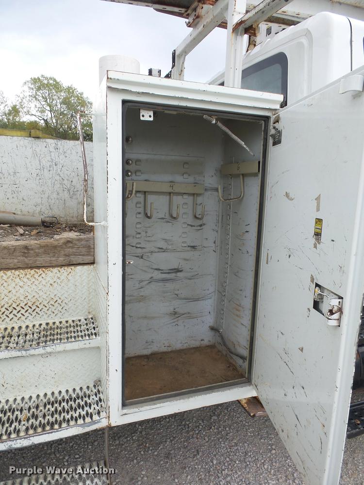 image for item L4353 2005 International DuraStar 4300 bucket truck