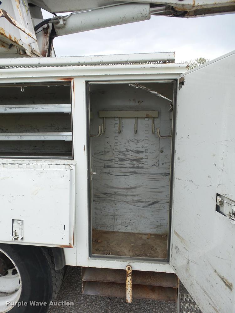 image for item L4353 2005 International DuraStar 4300 bucket truck