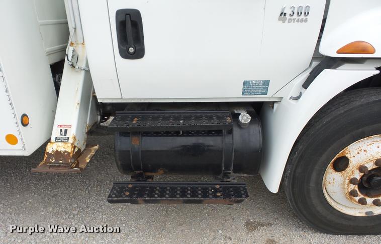 image for item L4353 2005 International DuraStar 4300 bucket truck