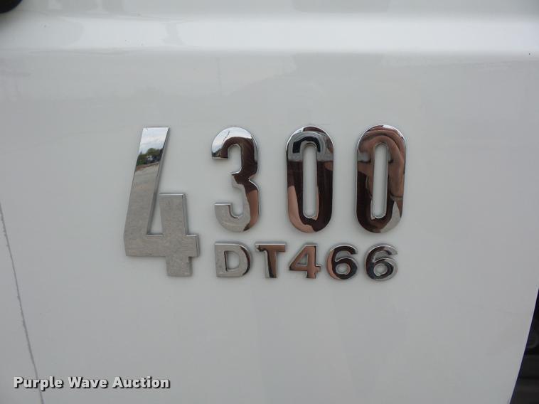 image for item L4353 2005 International DuraStar 4300 bucket truck