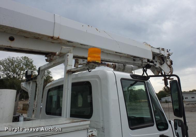 image for item L4353 2005 International DuraStar 4300 bucket truck
