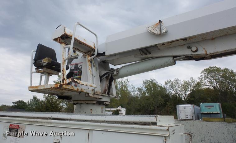 image for item L4353 2005 International DuraStar 4300 bucket truck