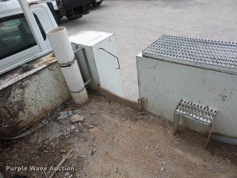 image for item L4353 2005 International DuraStar 4300 bucket truck