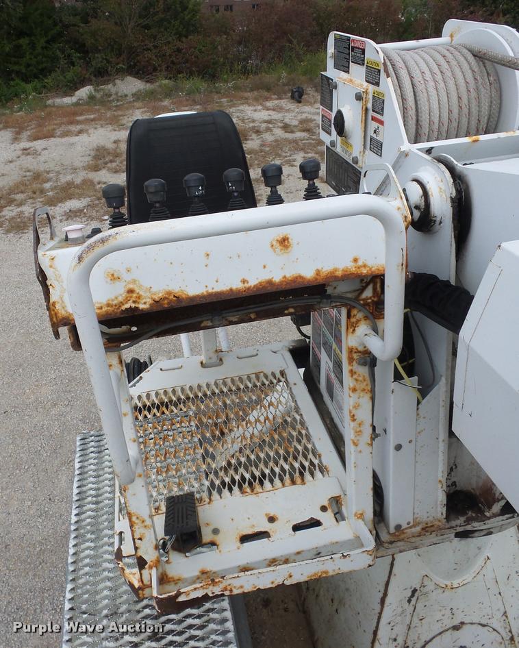 image for item L4353 2005 International DuraStar 4300 bucket truck