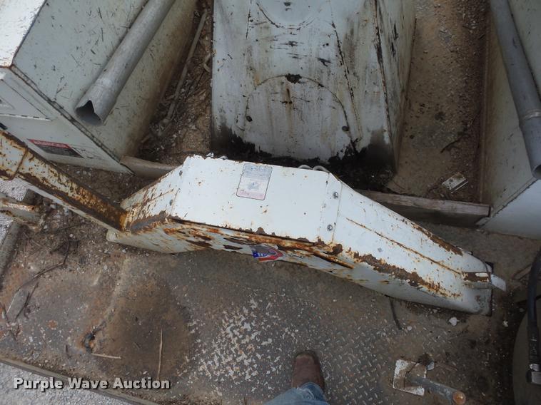 image for item L4353 2005 International DuraStar 4300 bucket truck