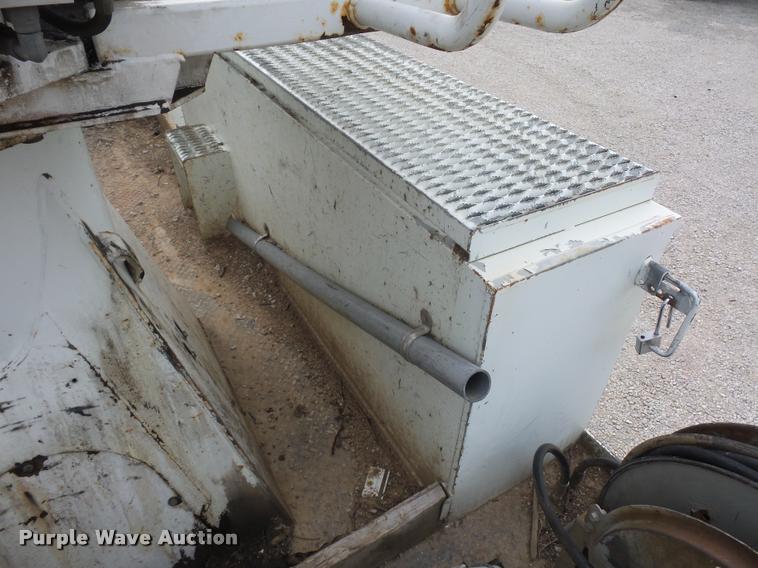 image for item L4353 2005 International DuraStar 4300 bucket truck