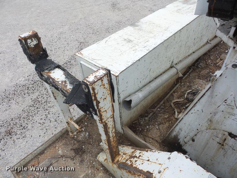 image for item L4353 2005 International DuraStar 4300 bucket truck