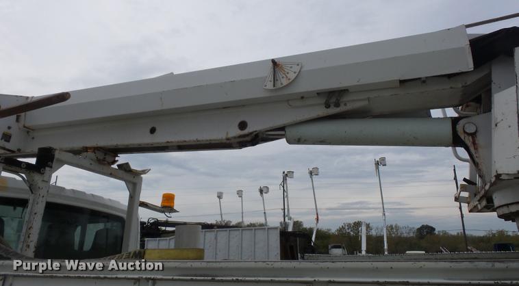 image for item L4353 2005 International DuraStar 4300 bucket truck