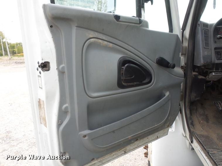 image for item L4353 2005 International DuraStar 4300 bucket truck