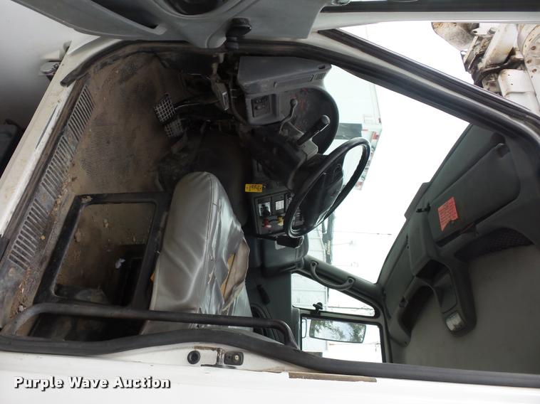 image for item L4353 2005 International DuraStar 4300 bucket truck