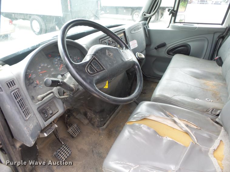 image for item L4353 2005 International DuraStar 4300 bucket truck