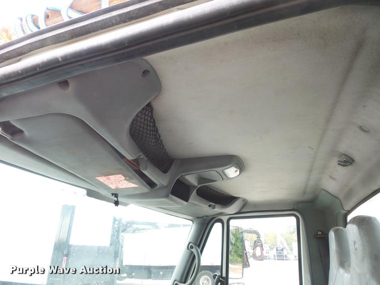 image for item L4353 2005 International DuraStar 4300 bucket truck